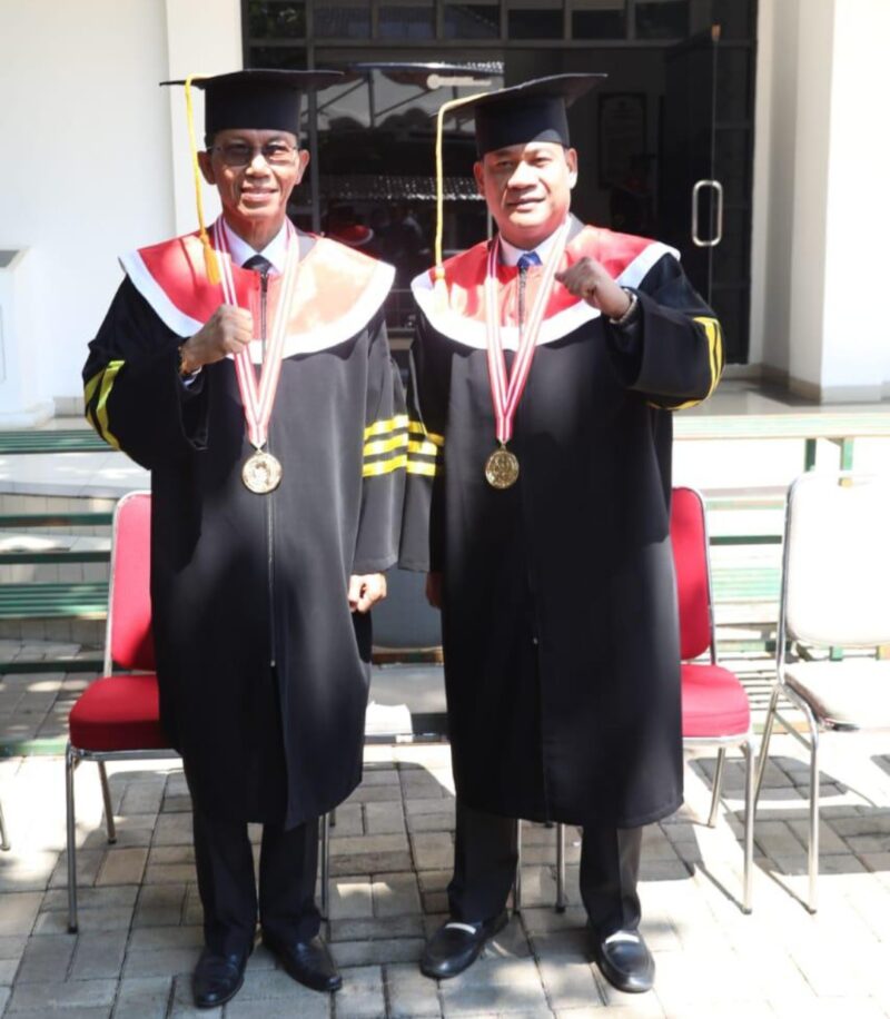 Dr. Amsakar Achmad dan Dr. Ridwan Afandi usai wisuda, Rabu (23/7/2025). Foto:ist/matapedia