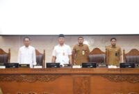 DPRD Batam bersama Wali Kota Batam Amsakar Achmad saat paripurna pansus pendidikan pada Senin (30/6/2025). Foto:Ist