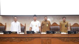DPRD Batam bersama Wali Kota Batam Amsakar Achmad saat paripurna pansus pendidikan pada Senin (30/6/2025). Foto:Ist