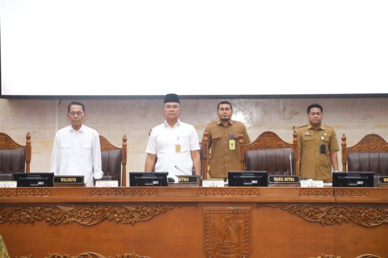 DPRD Batam bersama Wali Kota Batam Amsakar Achmad saat paripurna pansus pendidikan pada Senin (30/6/2025). Foto:Ist
