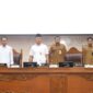 DPRD Batam bersama Wali Kota Batam Amsakar Achmad saat paripurna pansus pendidikan pada Senin (30/6/2025). Foto:Ist