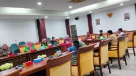 Komisi II DPRD Batam menggelar RDP soal beredar gula merah dugaan oplosan bersama instansi terkait, Kamis (10/7/2025). Foto:dok/Sekwan