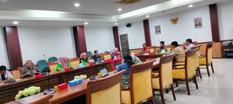 Komisi II DPRD Batam menggelar RDP soal beredar gula merah dugaan oplosan bersama instansi terkait, Kamis (10/7/2025). Foto:dok/Sekwan