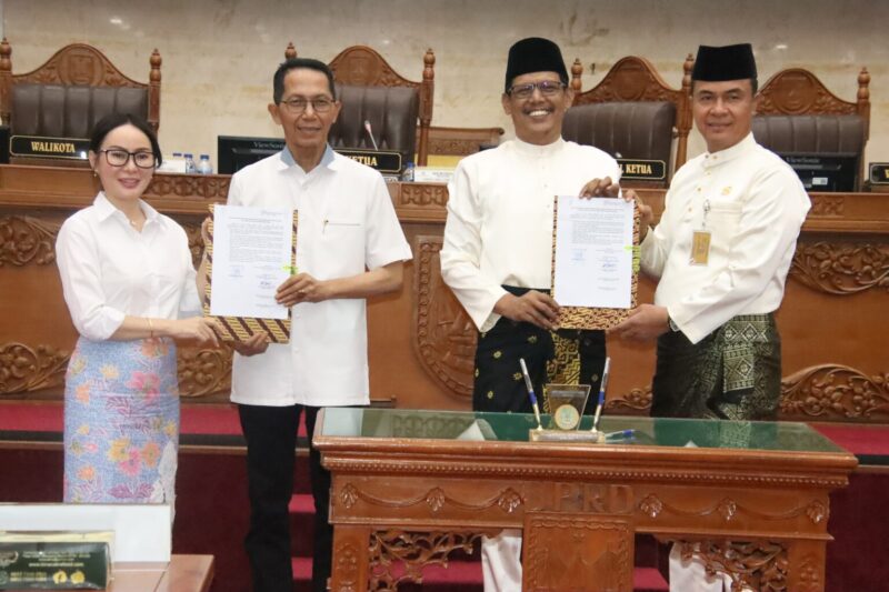 DPRD Batam bersama Wali Kota dan Wakil Wali kota Batam, Jumat (11/7/2025). Foto:Ist