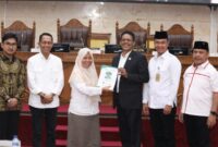 Wali Kota Batam Amsakar dan Ketua Ranperda serta Ketua DPRD Batam, Senin (21/7). Foto:Ist