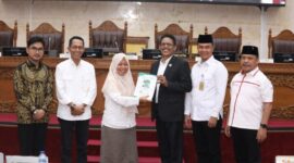 Wali Kota Batam Amsakar dan Ketua Ranperda serta Ketua DPRD Batam, Senin (21/7). Foto:Ist