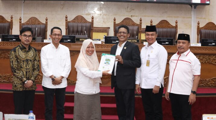 Wali Kota Batam Amsakar dan Ketua Ranperda serta Ketua DPRD Batam, Senin (21/7). Foto:Ist