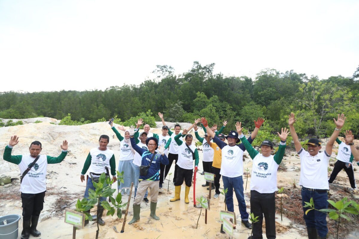 Ketua DPRD Batam Kamaluddin Tanam Mangrove. Foto:Ist