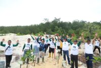 Ketua DPRD Batam Kamaluddin Tanam Mangrove. Foto:Ist