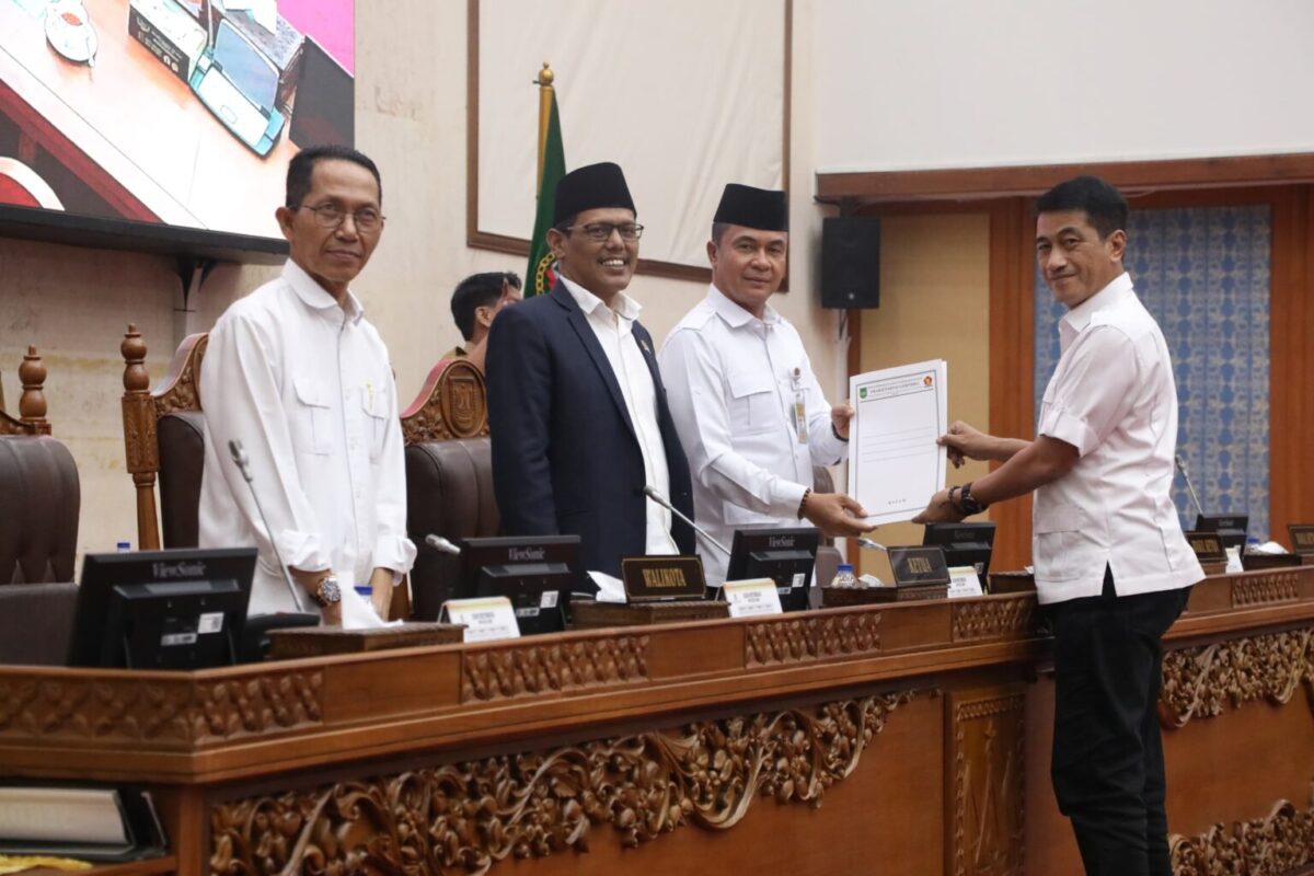 Ketua DPRD Batam dan Wakil Ketua serta Wali Kota Batam paripurna pada Senin (28/7/2025). Foto:Ist