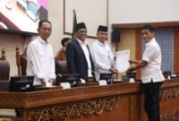 Ketua DPRD Batam dan Wakil Ketua serta Wali Kota Batam paripurna pada Senin (28/7/2025). Foto:Ist