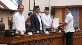 Ketua DPRD Batam dan Wakil Ketua serta Wali Kota Batam paripurna pada Senin (28/7/2025). Foto:Ist