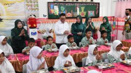 Menteri perdagangan RI Budi Santoso bersama Gubernur Kepri saat meninjau anak didik penerima makan Bergizi Gratis di salah satu sekolah di Kota Batam, Kamis (14/8/2025). Matapedia6.com/Diskominfo