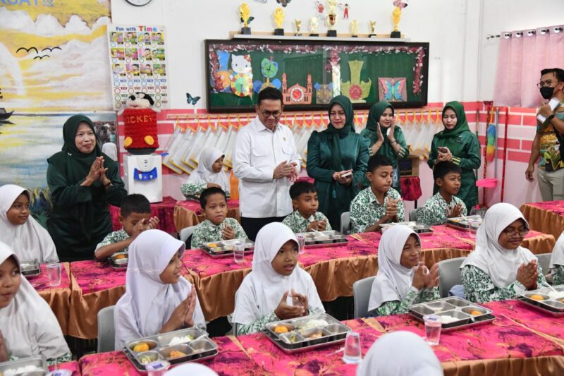 Menteri perdagangan RI Budi Santoso bersama Gubernur Kepri saat meninjau anak didik penerima makan Bergizi Gratis di salah satu sekolah di Kota Batam, Kamis (14/8/2025). Matapedia6.com/Diskominfo