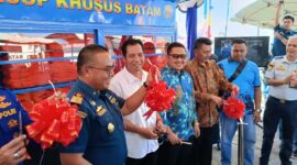 Kepala KSOP Batam Takwim Masuku, bersama pejabat dibidang perhubungan dan Polairud saat meresmikan stasiun pelampung di pelabuhan Sekupang, Rabu (6/7/2025). Matapedia6.com/Dok Dishub