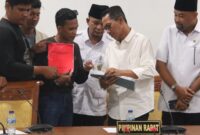 DPRD Batam dan Wali Kota saat menerima tuntutan dari para demo pada Rabu (27/8/2025). Foto:Ist