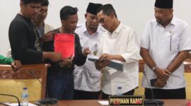 DPRD Batam dan Wali Kota saat menerima tuntutan dari para demo pada Rabu (27/8/2025). Foto:Ist