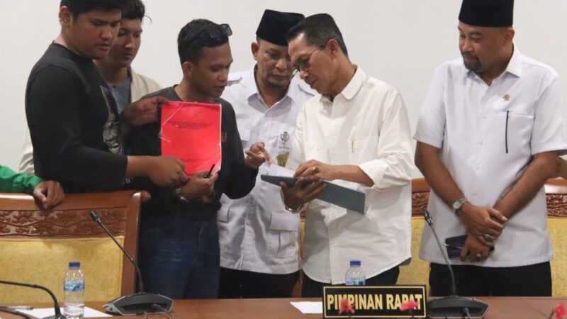 DPRD Batam dan Wali Kota saat menerima tuntutan dari para demo pada Rabu (27/8/2025). Foto:Ist