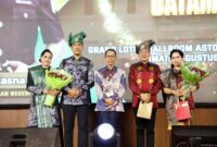 I Ketut Kasna Dedi bersama Kejari Batam I Wayan Wiradarma dan Wali Kota Batam Amsakar Achmad dalam pisah sambut, Jumat (1/8/2025). Foto:Diskominfo Batam