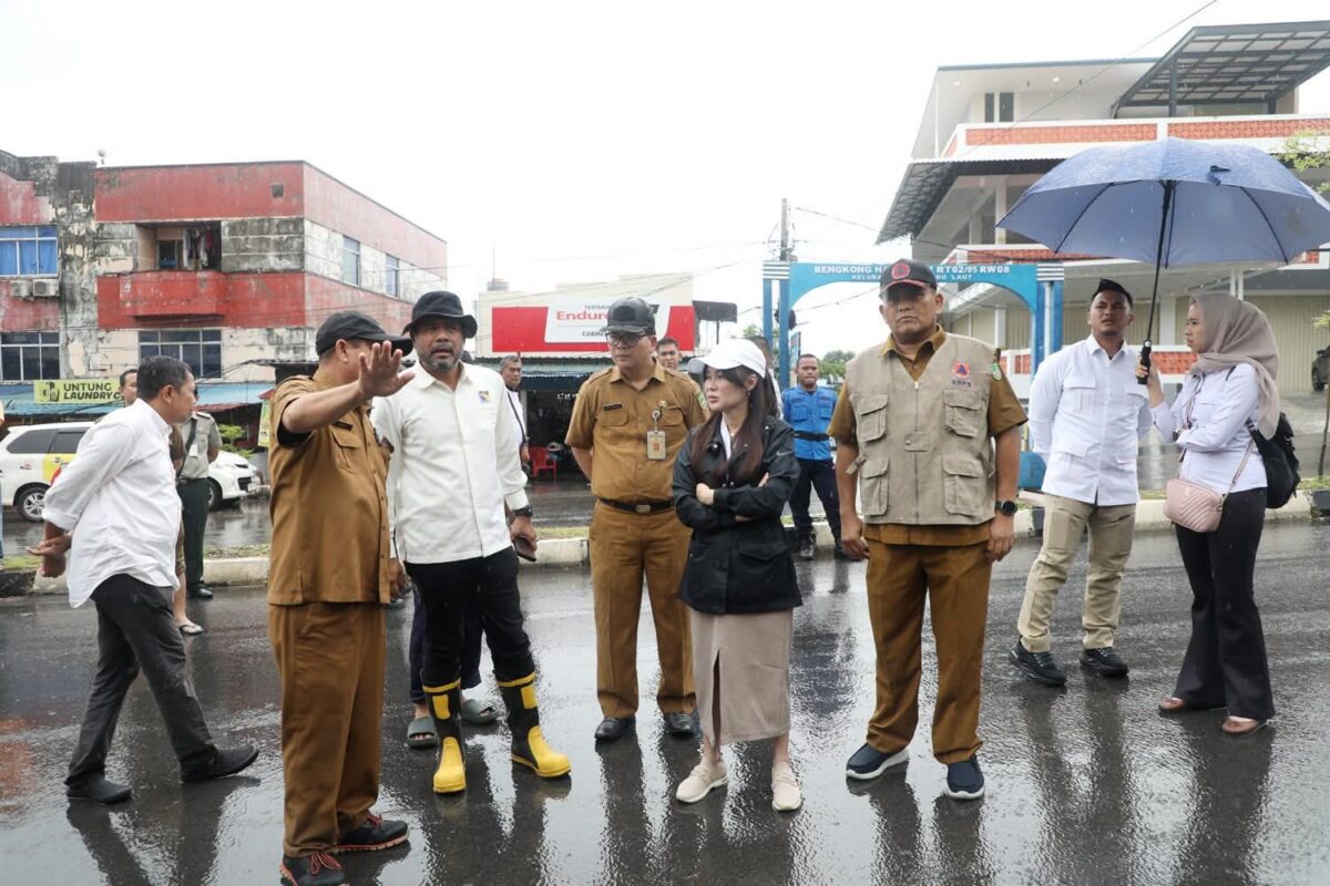 Wakil wali Kota Batam Li Claudia Chandra saat mendengarkan penjelasan dari Pihak Bima Marga saat meninjau longsor di kecamatan Bengkong, Kota Batam Provinsi Kepri, Senin (11/8/2025). Matapedia6.com/Diskominfo