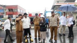 Wakil wali Kota Batam Li Claudia Chandra saat mendengarkan penjelasan dari Pihak Bima Marga saat meninjau longsor di kecamatan Bengkong, Kota Batam Provinsi Kepri, Senin (11/8/2025). Matapedia6.com/Diskominfo