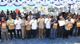 Menteri Transmigrasi dan Kepala BP Batam serta Ketua DPRD Batam Kamaluddin dan BPN menyerahkan 94 sertifikat hak milik ke warga Tanjung Banon, Selasa (12/8/2025). Foto:dok/Ist