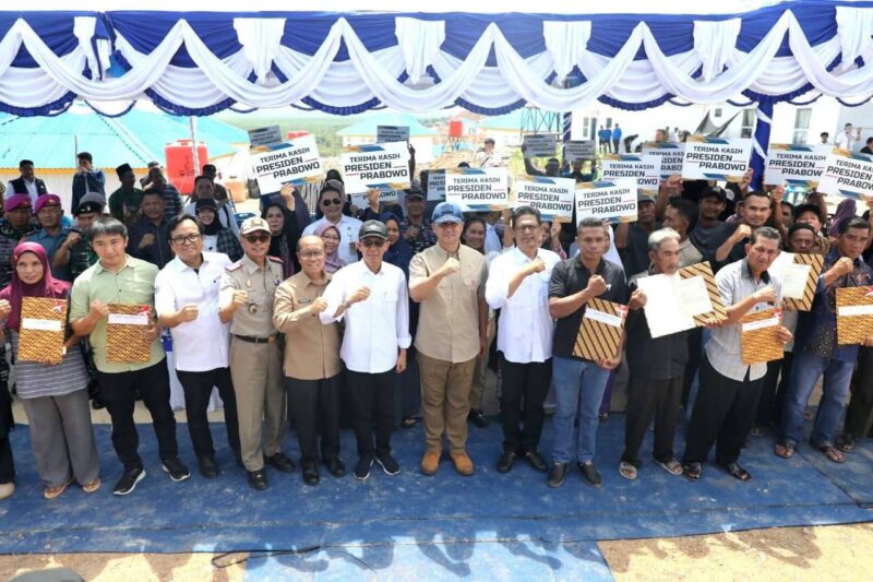 Menteri Transmigrasi dan Kepala BP Batam serta Ketua DPRD Batam Kamaluddin dan BPN menyerahkan 94 sertifikat hak milik ke warga Tanjung Banon, Selasa (12/8/2025). Foto:dok/Ist