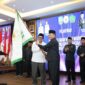 Ketua BWI Batam Buralimar mengibarkan bendera petaka usai dilantik sebagai ketua oleh Wakil Ketua BWI Pusat, Tatang Astarudin di lantai IV Kantor Wali Kota Batam, Rabu (13/8/2025). Matapedia6.com/Diskominfo