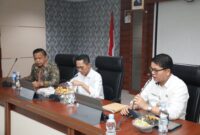 Kepala Dinas Kominfo Kota Batam, Rudi Panjaitan, saat memberikan penjelasan mengenai langkah yang sudah dibuat Kominfo  percepatan transisi Sistem Pemerintahan Berbasis Elektronik (SPBE) di Ruang Rapat Hang Nadim Lantai IV Kantor Wali Kota Batam, Rabu (13/8/2025). Matapedia6.com/Diskominfo.