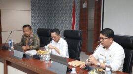 Kepala Dinas Kominfo Kota Batam, Rudi Panjaitan, saat memberikan penjelasan mengenai langkah yang sudah dibuat Kominfo  percepatan transisi Sistem Pemerintahan Berbasis Elektronik (SPBE) di Ruang Rapat Hang Nadim Lantai IV Kantor Wali Kota Batam, Rabu (13/8/2025). Matapedia6.com/Diskominfo.