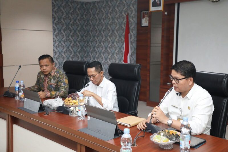 Kepala Dinas Kominfo Kota Batam, Rudi Panjaitan, saat memberikan penjelasan mengenai langkah yang sudah dibuat Kominfo  percepatan transisi Sistem Pemerintahan Berbasis Elektronik (SPBE) di Ruang Rapat Hang Nadim Lantai IV Kantor Wali Kota Batam, Rabu (13/8/2025). Matapedia6.com/Diskominfo.