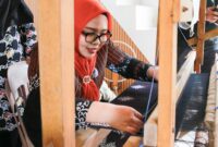 Ketua TP-PKK Kota Batam Erlita Amsakar saat mengunjungi rumah tenun Tok Dayang di Pulau Ngenang, Kecamatan Nongsa, Kamis (14/8/2025). Matapedia6.com/Diskominfo