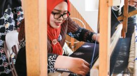 Ketua TP-PKK Kota Batam Erlita Amsakar saat mengunjungi rumah tenun Tok Dayang di Pulau Ngenang, Kecamatan Nongsa, Kamis (14/8/2025). Matapedia6.com/Diskominfo