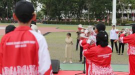 Wakil Wali Kota Batam, Li Claudia Chandra, turun langsung meninjau persiapan upacara di Dataran Engku Putri, Kamis (14/8/2025). Matapedia6.com/Diskominfo