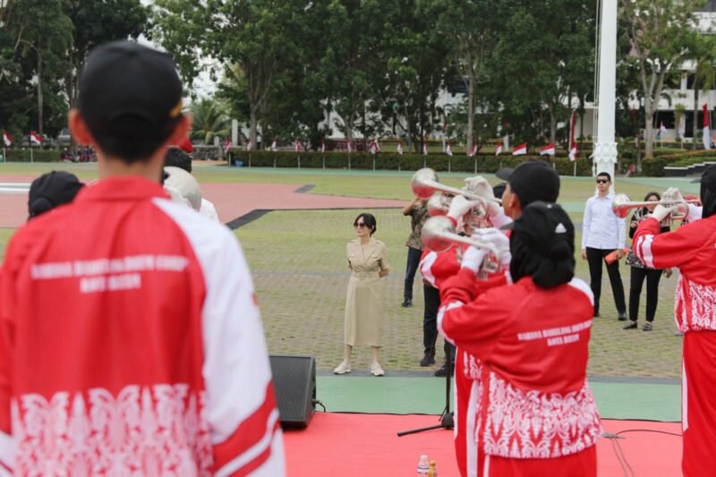 Wakil Wali Kota Batam, Li Claudia Chandra, turun langsung meninjau persiapan upacara di Dataran Engku Putri, Kamis (14/8/2025). Matapedia6.com/Diskominfo