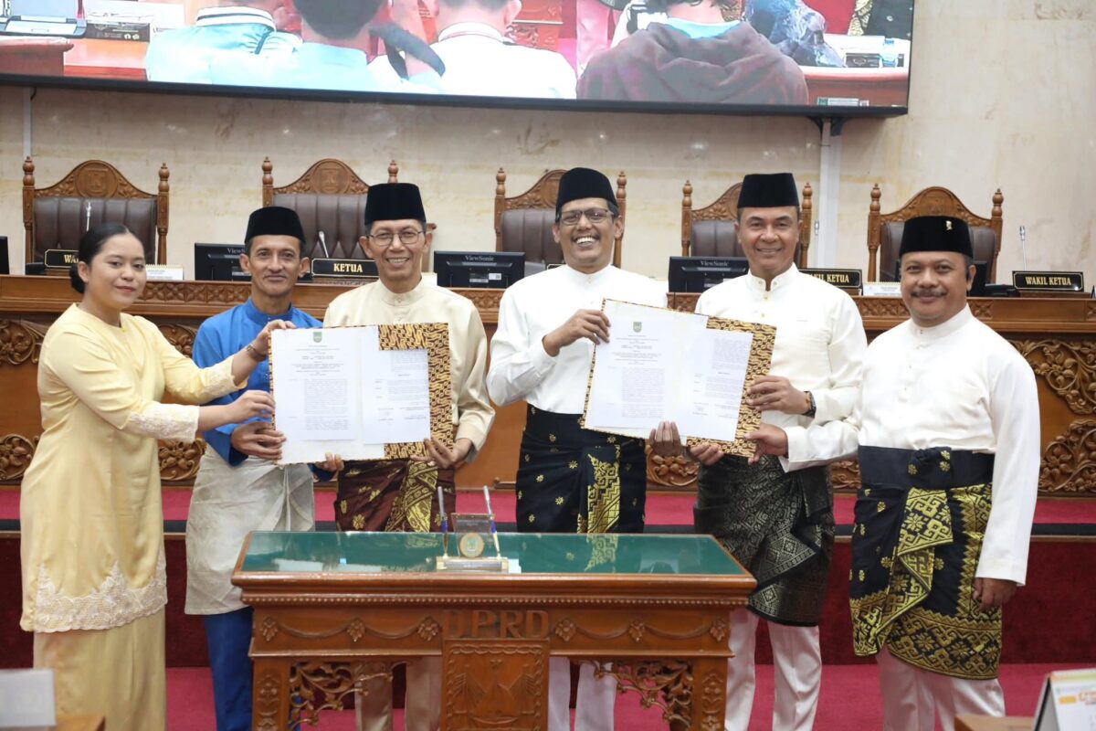 Wali kota Batam Amsakar Ahmad bersama ketua DPRD Batam Kamaluddin menunjukkan berkas Ranperda tentang pendidikan setelah ditandangani bersama, di ruang rapat Utama DPRD Batam, Jumat (15/8/2025). Matapedia6.com/Diskominfo