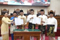 Wali kota Batam Amsakar Ahmad bersama ketua DPRD Batam Kamaluddin menunjukkan berkas Ranperda tentang pendidikan setelah ditandangani bersama, di ruang rapat Utama DPRD Batam, Jumat (15/8/2025). Matapedia6.com/Diskominfo