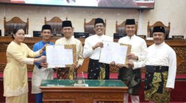 Wali kota Batam Amsakar Ahmad bersama ketua DPRD Batam Kamaluddin menunjukkan berkas Ranperda tentang pendidikan setelah ditandangani bersama, di ruang rapat Utama DPRD Batam, Jumat (15/8/2025). Matapedia6.com/Diskominfo