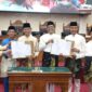 Wali kota Batam Amsakar Ahmad bersama ketua DPRD Batam Kamaluddin menunjukkan berkas Ranperda tentang pendidikan setelah ditandangani bersama, di ruang rapat Utama DPRD Batam, Jumat (15/8/2025). Matapedia6.com/Diskominfo