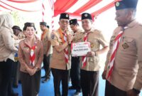 Wali kota Batam Amsakar Achmad didampingi wali Kota Batam Li Claudia Chandra menyerahkan bantuan kepada Pramuka cabang Batam di dataran Engku Putri Batam Centre, Selasa (19/8/2025). Matapedia6.com/Diskominfo