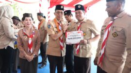 Wali kota Batam Amsakar Achmad didampingi wali Kota Batam Li Claudia Chandra menyerahkan bantuan kepada Pramuka cabang Batam di dataran Engku Putri Batam Centre, Selasa (19/8/2025). Matapedia6.com/Diskominfo