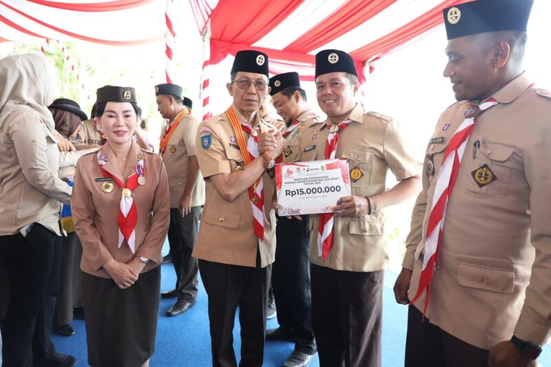 Wali kota Batam Amsakar Achmad didampingi wali Kota Batam Li Claudia Chandra menyerahkan bantuan kepada Pramuka cabang Batam di dataran Engku Putri Batam Centre, Selasa (19/8/2025). Matapedia6.com/Diskominfo