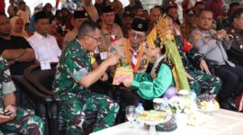 Wali Kota Batam Amsakar Achmad dampingi Ketua Tim Wasev TMMD ke-125, Brigjen TNI Heri Dwi Subagyo, pada penutupan TMMD di Kaveling Sambau IV, Kecamatan Nongsa, Kota Batam, Selasa (19/8/2025). Matapedia6.com/Diskominfo