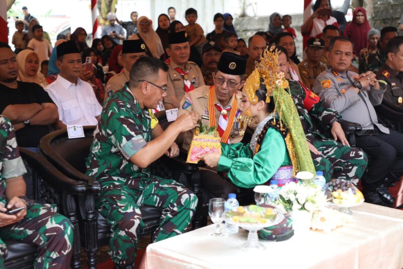 Wali Kota Batam Amsakar Achmad dampingi Ketua Tim Wasev TMMD ke-125, Brigjen TNI Heri Dwi Subagyo, pada penutupan TMMD di Kaveling Sambau IV, Kecamatan Nongsa, Kota Batam, Selasa (19/8/2025). Matapedia6.com/Diskominfo