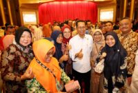 Wali Kota Batam Amsakar Achmad foto bersama dengan kepala sekolah saat silaturahmi bersama kepala sekolah se-kota Batam, Kamis (21/8/2025). Matapedia6.com/Diskominfo