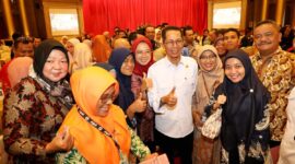 Wali Kota Batam Amsakar Achmad foto bersama dengan kepala sekolah saat silaturahmi bersama kepala sekolah se-kota Batam, Kamis (21/8/2025). Matapedia6.com/Diskominfo