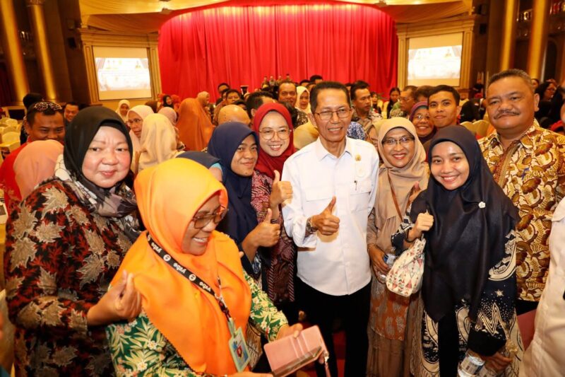 Wali Kota Batam Amsakar Achmad foto bersama dengan kepala sekolah saat silaturahmi bersama kepala sekolah se-kota Batam, Kamis (21/8/2025). Matapedia6.com/Diskominfo