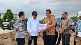 Wali kota Batam Amsakar Achmad melakukan peninjauan proses pengerjaan pelebaran jalan Laksamana Bintan di Sungai Panas, Kota Batam, Provinsi Kepri, Kamis (21/8/2025). Matapedia6.com/Diskominfo