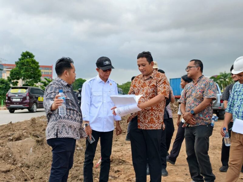 Wali kota Batam Amsakar Achmad melakukan peninjauan proses pengerjaan pelebaran jalan Laksamana Bintan di Sungai Panas, Kota Batam, Provinsi Kepri, Kamis (21/8/2025). Matapedia6.com/Diskominfo
