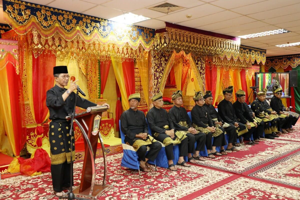 Wali Kota Batam Amsakar Achmad saat memberikan kata sambutan dihadapan para pengurus LAM Kecamatan se-Batam, di Gedung LAM Kota Batam, Batam Centre, Minggu (24/8/2025).Matapedia6.com/Diskominfo